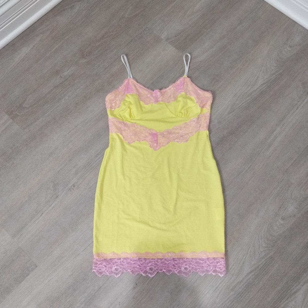 Yellow with pink lace detail bodycon mini dress - Picture 3 of 15